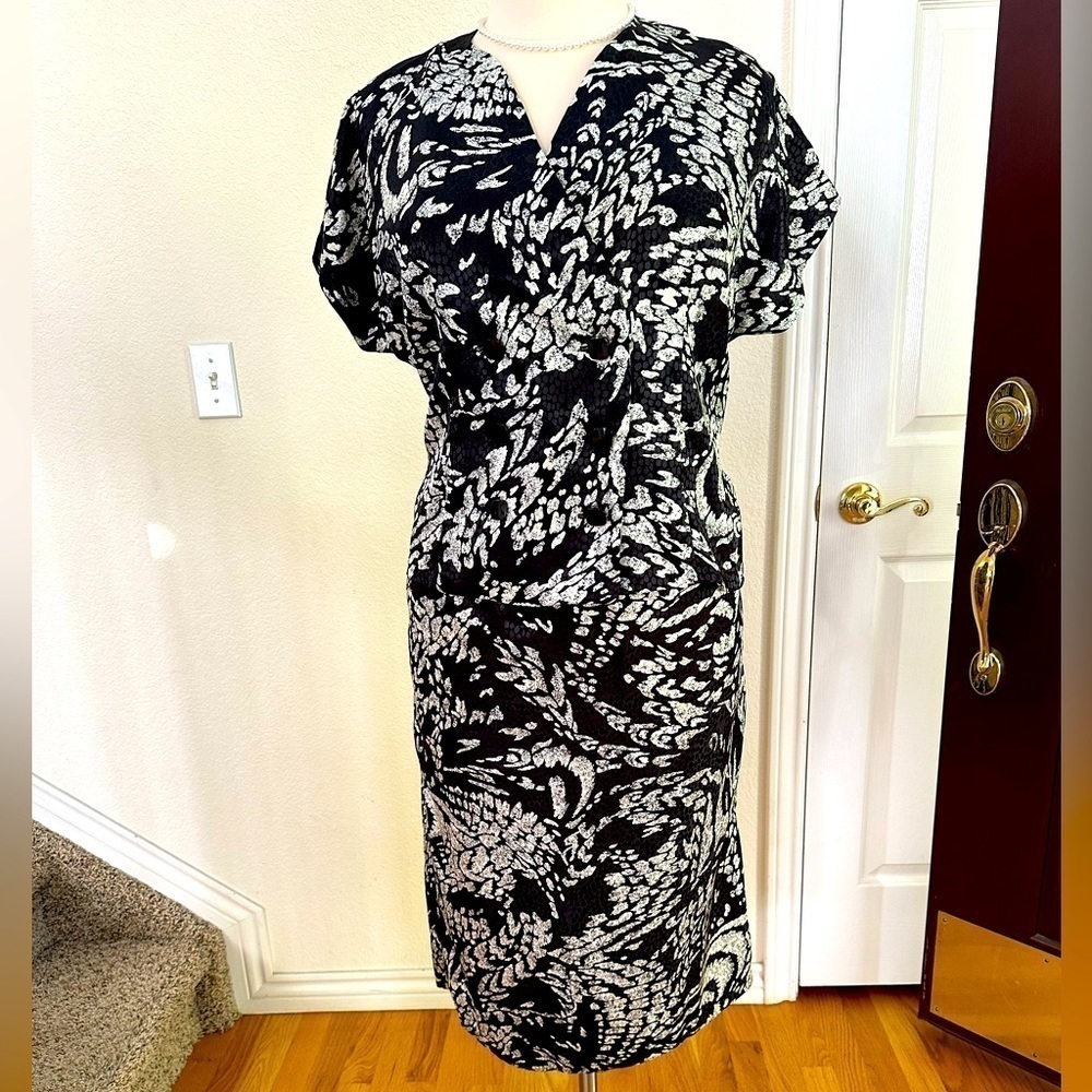 Beautifully tailored, 4 piece black and cream “batik”: 2 skirts and 2 tops - Picture 8 of 16